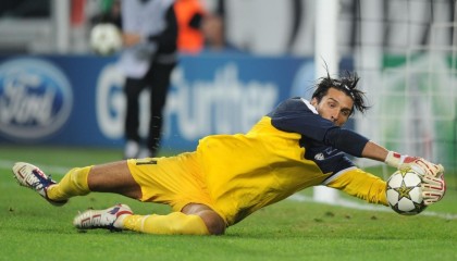 铁窗与绿茵场，曼斯菲尔德将服刑球员列入名单引发伦理与竞技双重讨论