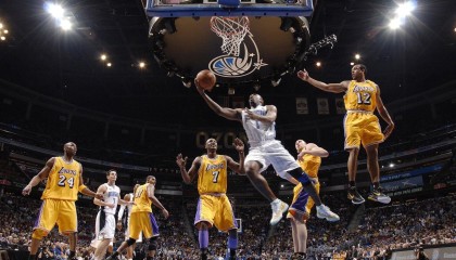 NBA总决赛激战正酣，勇士队逆转取胜夺赛点