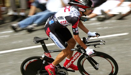 阿尔卡拉斯横扫对手晋级美网八强 卫冕冠军展现强大统治力