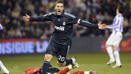 双加时鏖战！湖人险胜勇士，詹姆斯关键三分锁定胜局