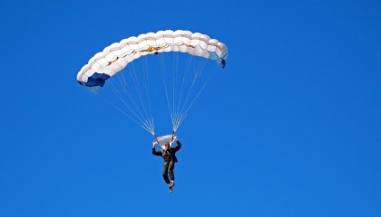 欧冠决赛巅峰对决，皇家马德里加时绝杀利物浦，第15次捧起大耳朵杯