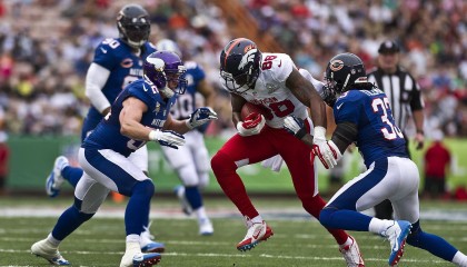 莫拉塔赛后直言胜利本属己队，争议红牌成转折点，主帅怒斥判罚毁掉精彩对决